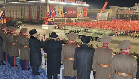 朝鲜昨晚举行建军75周年阅兵式 新型洲际弹道导弹亮相