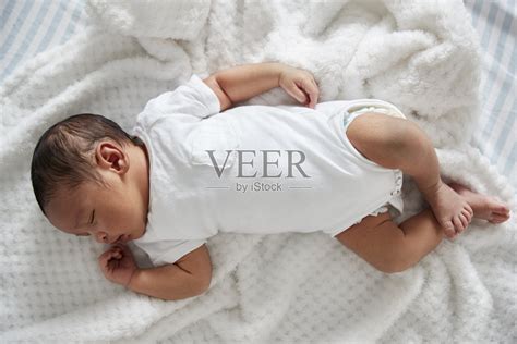 刚出生的婴儿在婴儿床里睡觉照片摄影图片_ID:159599518-Veer图库