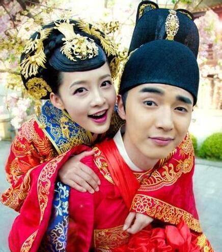 李沁跟张若昀在《庆余年》演情侣，和唐艺昕合作过《诛仙》