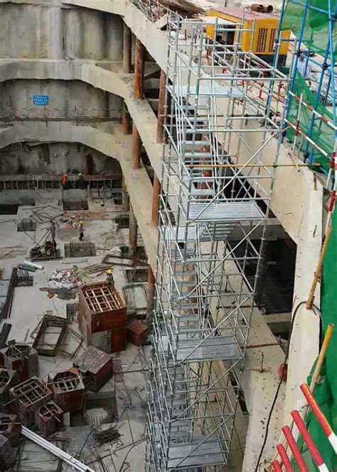 盘扣式脚手架搭设的安全爬梯在深基坑施工中的应用效果对比 - 天津中租联路桥工程有限公司