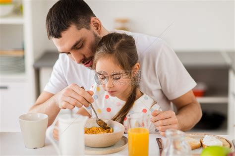 家庭人们的快乐的父亲女儿家里吃早餐片幸福的家庭家里吃薄片早餐高清图片下载-正版图片300118336-摄图网