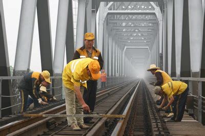 铁路运输的护航者——“铁路综合维修工”新职业正式发布 - 中央 - 中国就业网