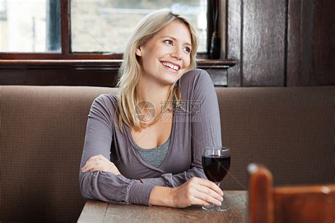 女人在酒吧喝酒高清图片下载-正版图片501823797-摄图网