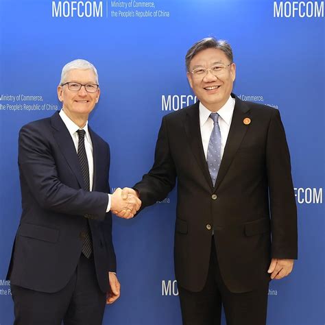 中国商务部部长王文涛会见苹果公司首席执行官库克 - 2023年10月19日, 俄罗斯卫星通讯社