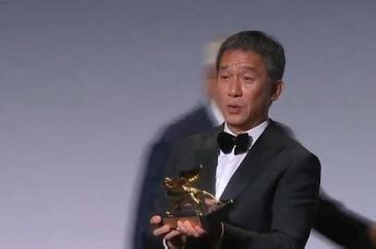 61岁的梁朝伟获颁威尼斯电影节终身成就奖，现场哭成表情包！_杭州网