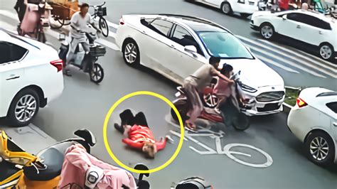 女子带娃骑车撞倒环卫工逃逸被全网“通缉”后自首！被罚款、行拘_凤凰网视频_凤凰网