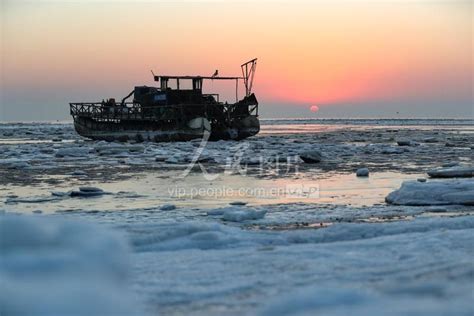 江苏连云港：海州湾海域冰情持续 近岸渔船被冻在海冰中-人民图片网