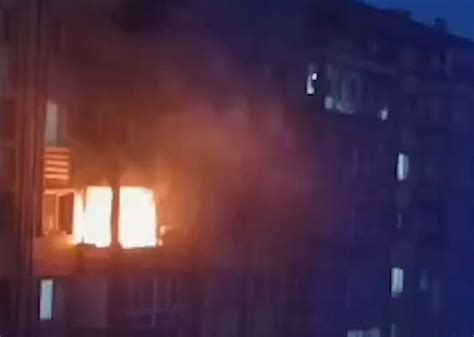 哈尔滨一民宅煤气罐爆炸起火,1人被烧伤,玻璃崩飞,多车受损|烧伤|煤气罐|爆炸_新浪新闻