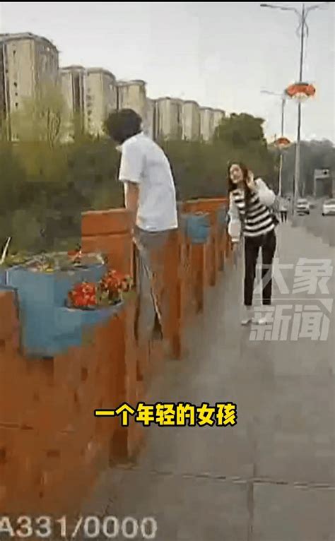 重庆男子跳桥前回头看美女，被民警一把救下，网友：谢女侠救命之恩_邓警官