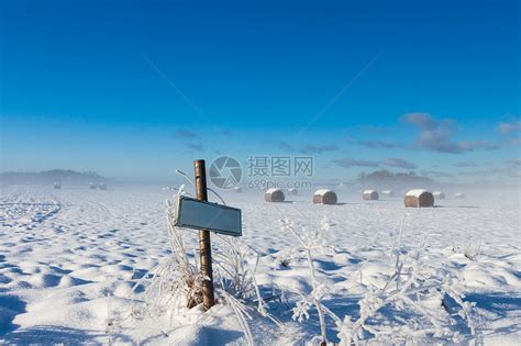 冬季田地附近的农场名称路标标志高清图片下载-正版图片320802185-摄图网