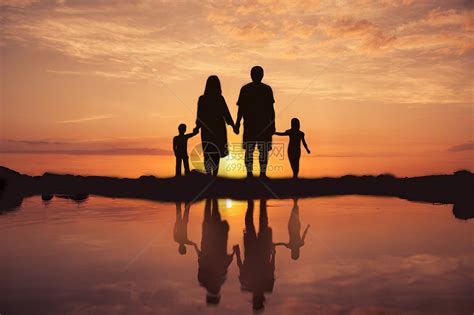 夕阳下的一家人图片素材-正版创意图片500859592-摄图网