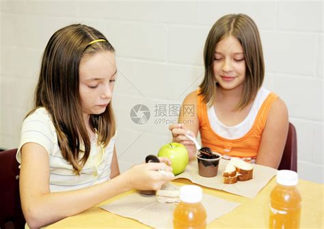 两个女学生在餐厅一起吃午饭高清图片下载-正版图片306986950-摄图网
