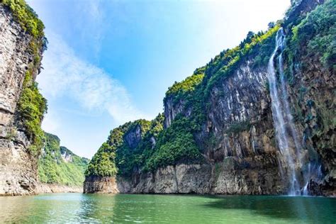 贵州极具代表性的大峡谷，天生桥高达百米，铜仁旅游必去景点(贵州最有代表性的东西)
