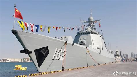 052DL型导弹驱逐舰“南宁”舰抵达阿联酋
