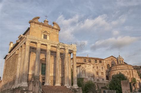 位于意大利首都罗马的Piaznvo广场喷泉和教堂风景高清图片下载-正版图片303520138-摄图网