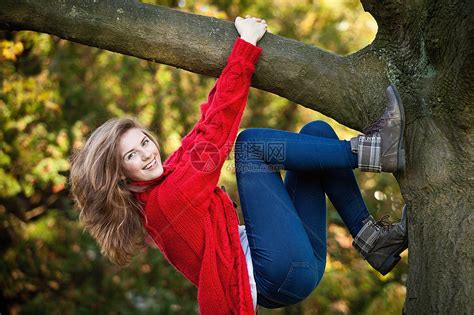 小女孩在公园爬树高清图片下载-正版图片501442476-摄图网