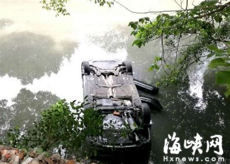 突发：福州一女司机倒车不慎 车子掉进内河 _福州新闻_海峡网