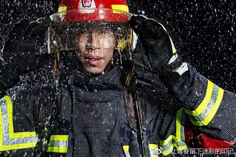 致敬中国消防官兵——人民的英雄 消防员是和平年代最危险的职|90后|00后|消防员_新浪新闻