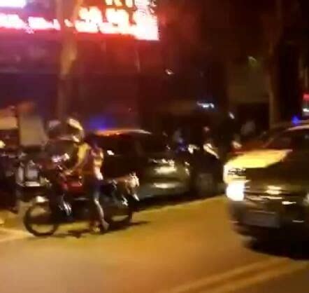 地方新闻精选丨广西两官员吃夜宵时打架 一人被对方一拳打死|界面新闻 · 中国