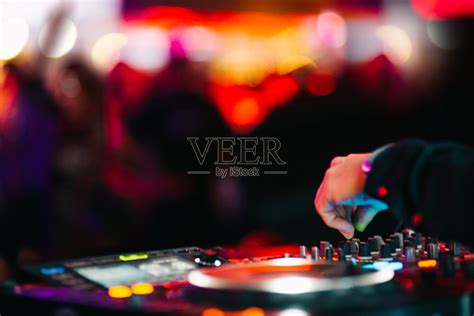 夜总会的DJ控制台照片摄影图片_ID:149524236-Veer图库