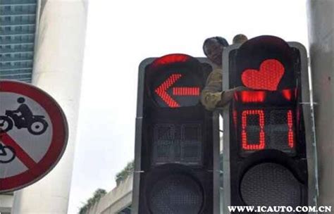 @等红绿灯时遇交通事故，如何通行交警：安全情况下，可借道通行_车辆_胡先生_车道
