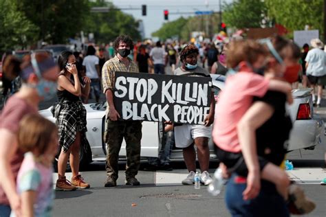 美国白人警察暴力执法黑人丧命 愤怒民众连日抗议 - 看点 - 华声在线