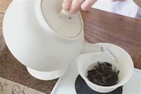 泡茶技巧：如何正确使用盖碗泡茶？盖碗泡茶方法和步骤 | 爱茶叙茶叶商城-爱茶叙私房茶官网