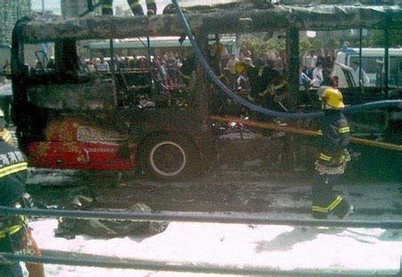 上海842路公交车突然自燃 3人死亡12人受伤[组图]_资讯_凤凰网