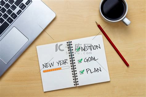 2020 年新年决议目标清单-带有笔记本的商务办公桌，手写有关新年目标和决议设置的计划清单。高清摄影大图-千库网