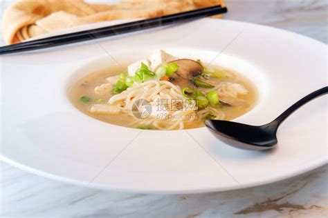日本面条汤拉面在白碗里的顶部视图高清图片下载-正版图片503990015-摄图网