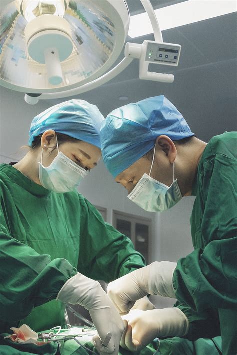 外科医生做手术的特写镜头图片下载 - 觅知网