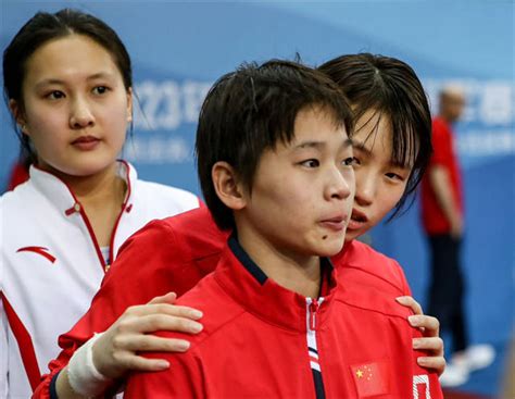 女子单人10米跳台预赛，14岁的全红婵闪耀亮相_京报网