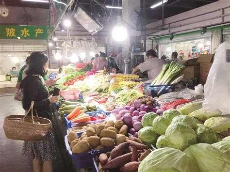 农贸市场蔬菜贴上价格标签 -齐鲁晚报电子版