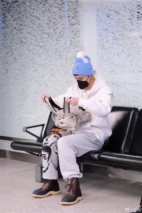 吴磊在机场炫耀了一下衣服变书包的技能……