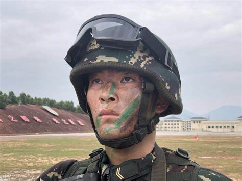 陆军第74集团军某旅组织装甲驾驶训练 - 中国军网