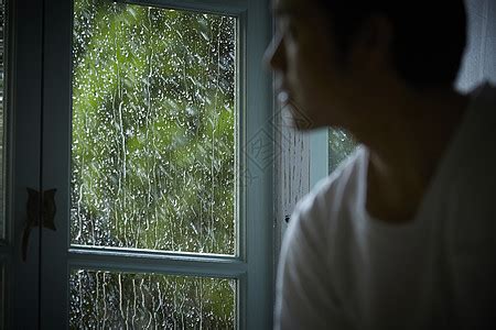 下雨天坐在窗边向外看的女生高清图片下载-正版图片502122450-摄图网