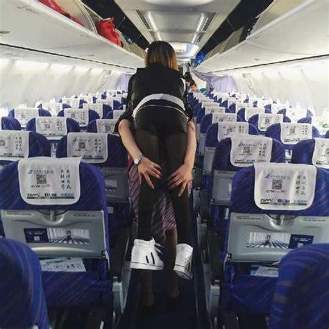 点赞！空姐背行动不便女乘客下飞机 化身“女汉子”充当“护花使者”