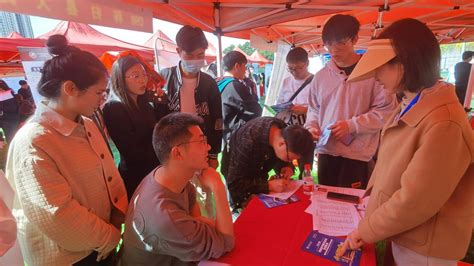 【湖北日报】咸宁：一场校园招聘会 1300多人现场达成就业意向-湖北科技学院新闻网