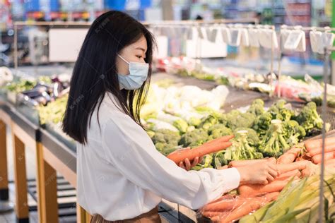 中年夫妇超市选购蔬菜高清图片下载-正版图片501423199-摄图网