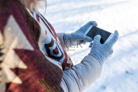 雪地里的年轻女孩图片-躺在雪地里的年轻女孩素材-高清图片-摄影照片-寻图免费打包下载