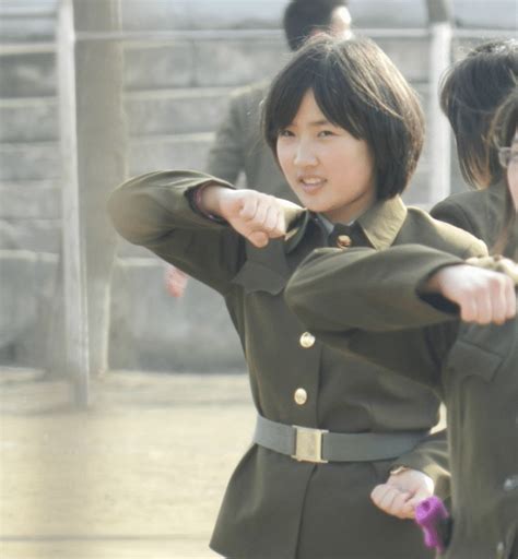 朝鲜也有开放的一面 街拍穿着“时尚”的朝鲜姑娘_新浪图片