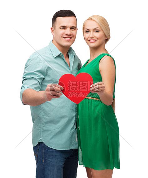 夫妻,爱情家庭观念微笑的夫妇抱着大大的红心高清图片下载-正版图片300803668-摄图网