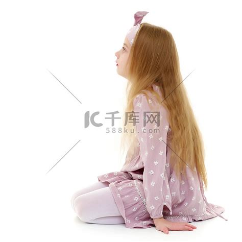 甜美女生头像坐在地上