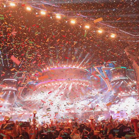 华晨宇湖南卫视跨年晚会连唱全新原创歌曲，为新年注入燃力|小镇里的花|走，一起去看日出吧|跨年晚会_新浪新闻
