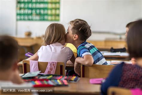 亲嘴小女孩动图图片
