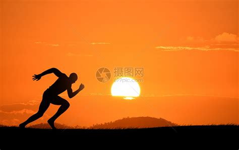 夕阳下奔跑的人背景图片素材免费下载_熊猫办公