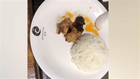 男子吐槽机场的香菇鸡套餐只有两块肉，餐馆：他点的是儿童餐_凤凰网视频_凤凰网