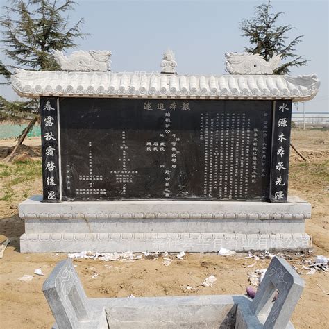 传统墓碑上对联刻字内容寓意丰富，是一种独特丧葬文化