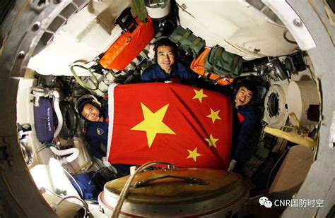 景海鹏、刘旺、刘洋在返回舱进行手控交会对接训练_中国载人航天官方网站