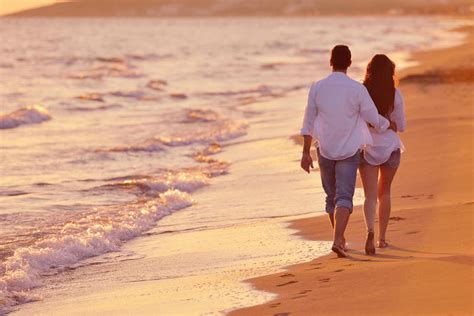 黄昏日出海边散步的情侣幸福婚姻情侣幸福情侣幸福的人日记情人节图片下载 - 觅知网